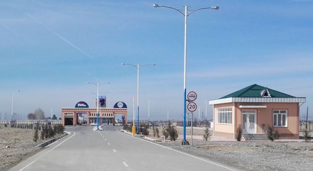 На границе Таджикистана и Узбекистана начал действовать контрольно-пропускной пункт.